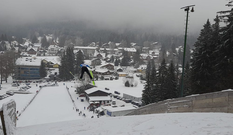 Mladí čeští skokani a skokanky ovládli finální mezinárodní závod FIS New Star Trophy v Harrachově. Natálie Nejedlová bere druhé místo