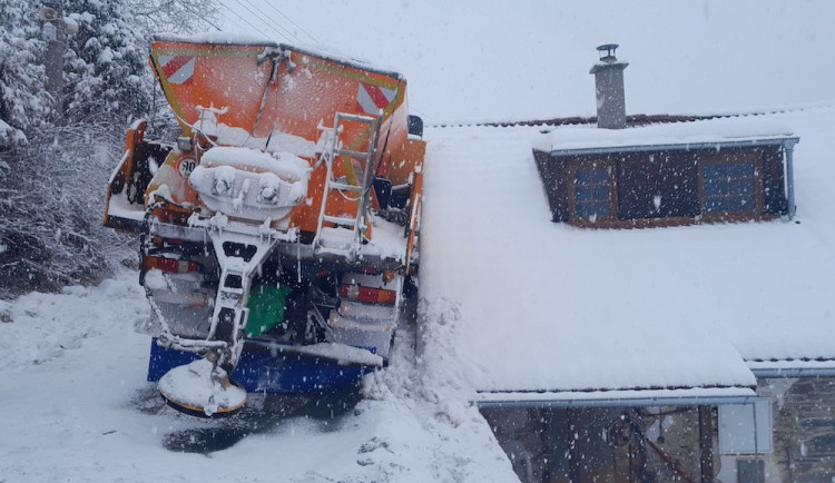 Silničáři v Libereckém kraji nasadili veškerou techniku, problémy jsou v horách