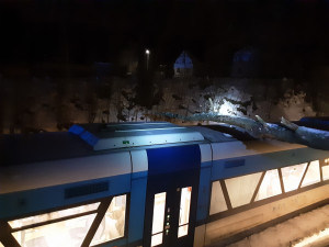 Popadané stromy zaměstnaly hasiče, domácnosti jsou bez proudu. Silný vítr zatím neustane