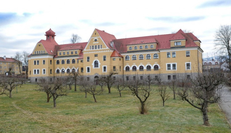 Bývalý domov mládeže v Zeyerově ulici.