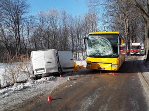 Mezi Libverdou a Ludvíkovem se srazil autobus s dodávkou. Řidiče ošetřili záchranáři