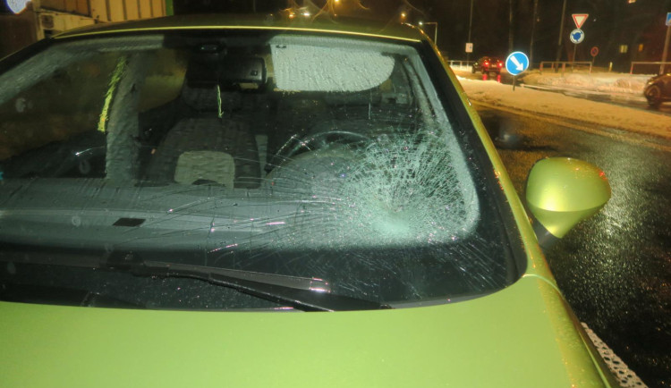 Mladá řidička přehlédla chodce na přechodu. Snižte rychlost, varuje policie