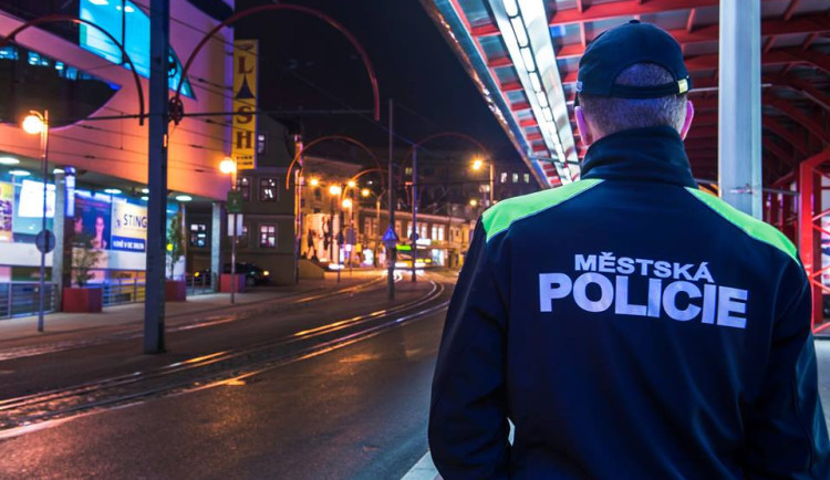 Žena na Fügnerce okradla a pak napadla staršího muže. Ten se bránil paralyzérem