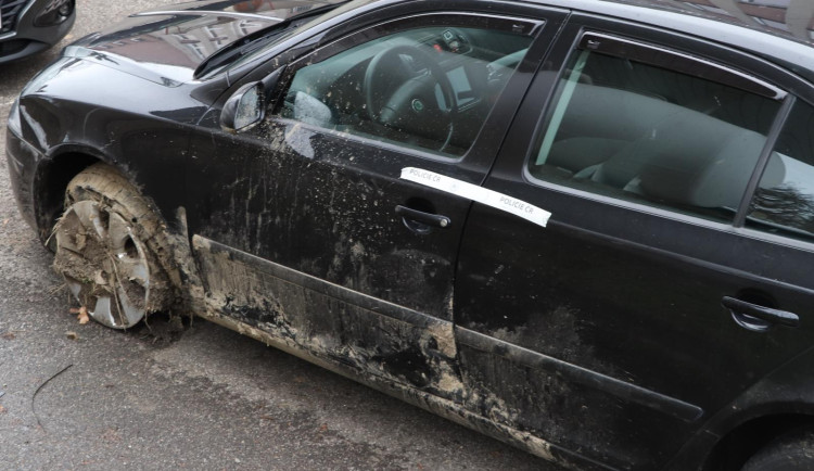 Auto s proraženými pneumatikami.