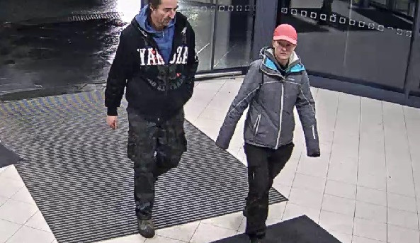 Policie hledá důležité svědky k případu krádeže v obchodě. Poznáváte je?