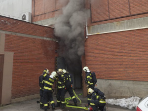 V libereckém domě kultury zasahují hasiči. Prostory jsou zakouřené