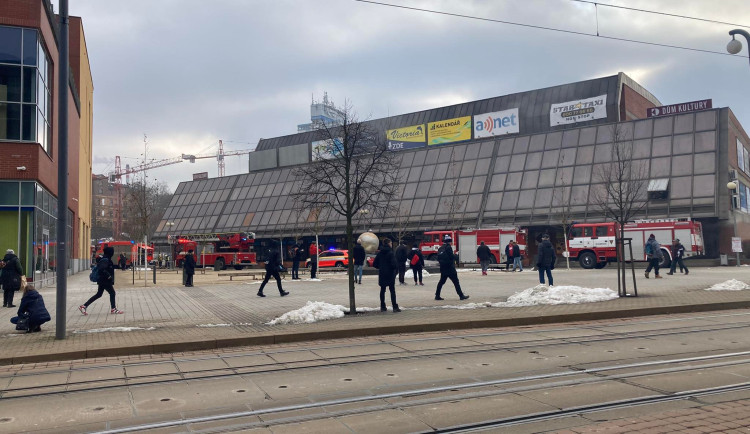 Hasiči v domě kultury.