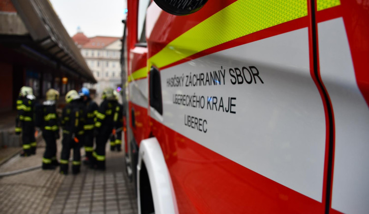 Hasiči při zásahu u kulturního domu.