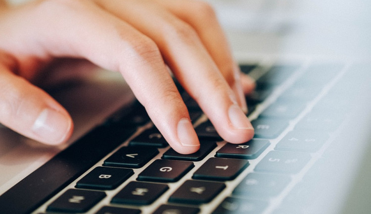 I když jste bez peněz, můžete přijít o statisíce. Kyberkriminalita v Libereckém kraji obrovsky vzrostla