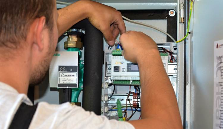 Receptem na drahé energie je vlastní kotelna s tepelnými čerpadly. Pořízení technologie se ale musí řešit včas