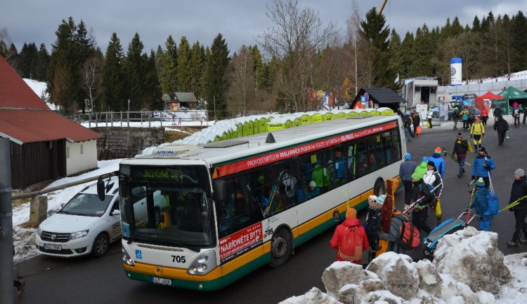 Rekordní kyvadlová doprava na Jizerské 50. Autobusy se za víkend otočily 193krát