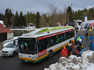 Rekordní kyvadlová doprava na Jizerské 50. Autobusy se za víkend otočily 193krát