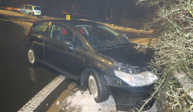 Nabouraný vůz na kruhovém objezdu v Jablonci.