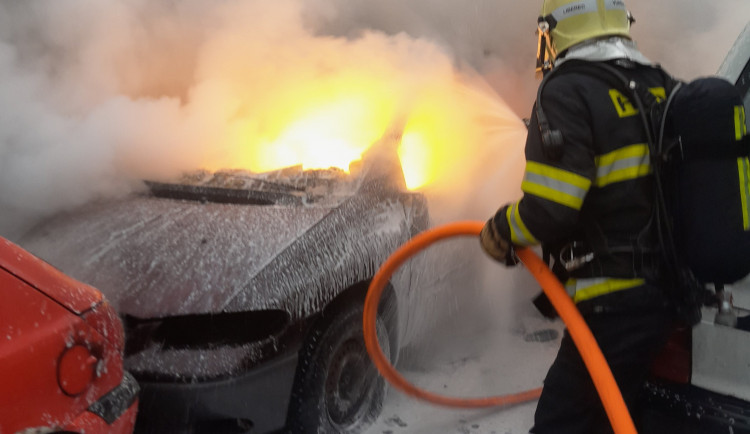 V liberecké Košické ulici opět hořely vraky aut, letos už potřetí
