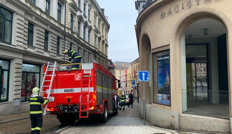 Hasiči při zásahu na magistrátu.