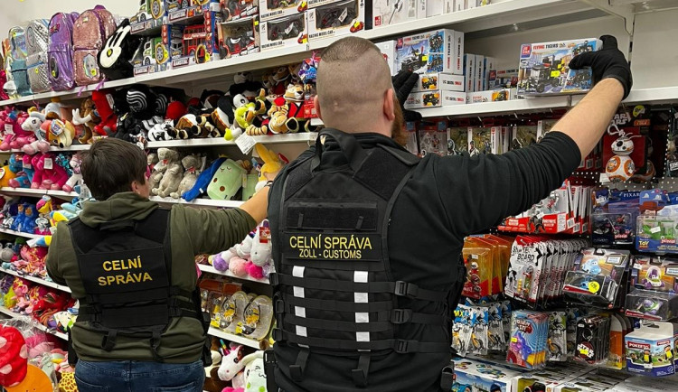 Celníci zabavili tisíce hraček.
