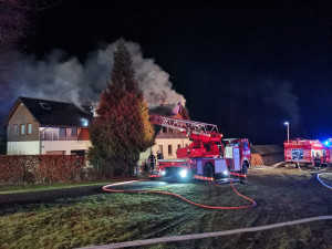 Ve Světlé pod Ještědem - Rozstání hořel rodinný dům. Dva lidé se nadýchali kouře