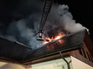 V Rozstání hoří rodinný dům, na místě zasahuje 7 jednotek hasičů