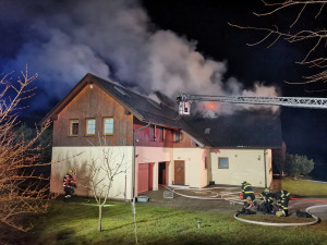 V Rozstání hoří rodinný dům, na místě zasahuje 7 jednotek hasičů