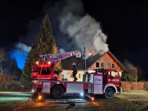 V Rozstání hoří rodinný dům, na místě zasahuje 7 jednotek hasičů