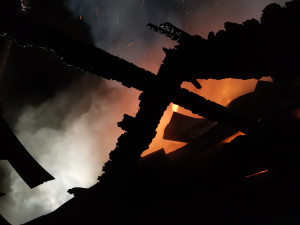 V Rozstání hoří rodinný dům, na místě zasahuje 7 jednotek hasičů