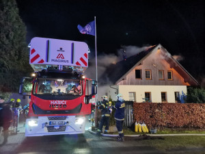 V Rozstání hoří rodinný dům, na místě zasahuje 7 jednotek hasičů