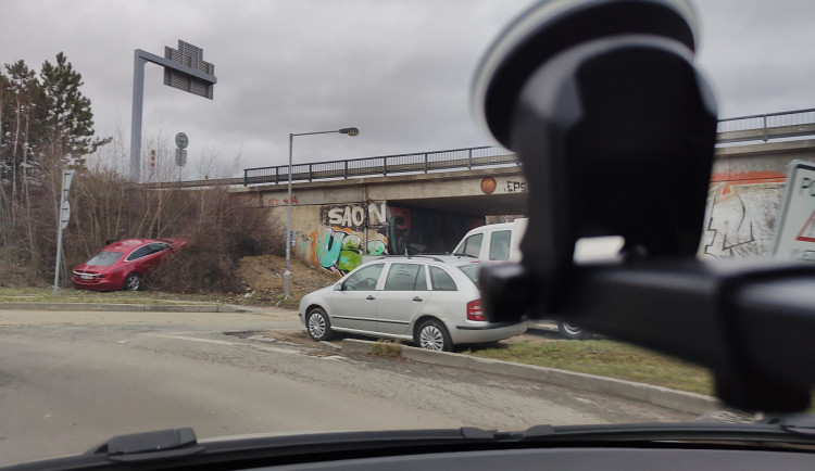 Nehoda u kruhového objezdu.