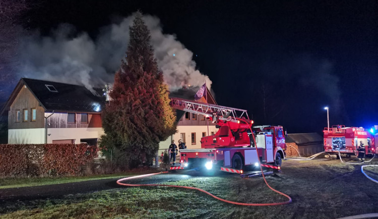 Požár rodinného domu v Rozstání.