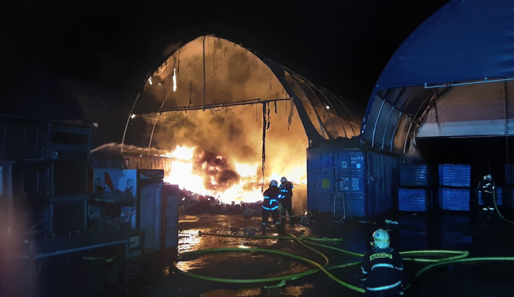 Hasiči ve Stráži pod Ralskem čtyři hodiny hasili požár skladové haly