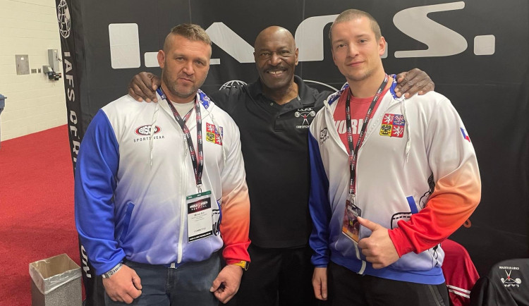 Jan Pipiš (vpravo) a Mirek Šín na loňském Arnold Sports Festivalu a osminásobný Mr. Olympie Lee Haney.