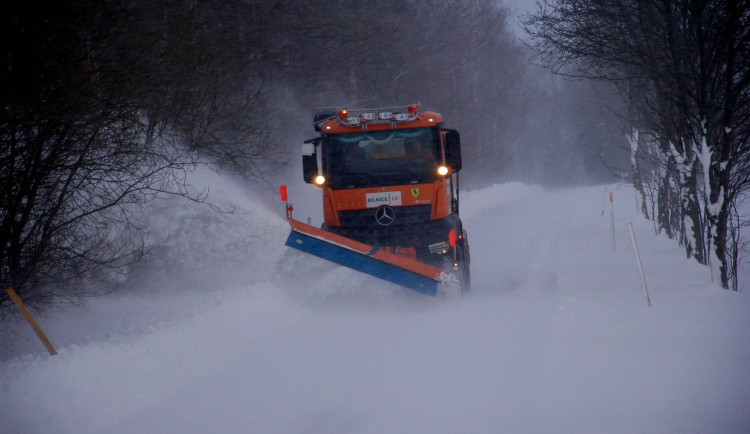 Silničáři kvůli sněžení uzavřeli pro kamiony silnici z Tanvaldu na Harrachov