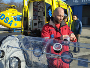 Liberečtí záchranáři mají speciálně vybavenou infekční sanitu pro převoz nakažlivých pacientů