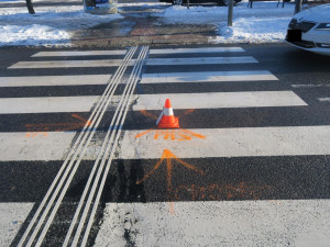 Sluncem oslněný řidič porazil mladíka na přechodu v centru Jablonce