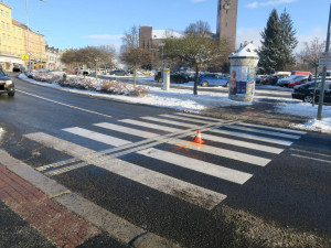 Sluncem oslněný řidič porazil mladíka na přechodu v centru Jablonce