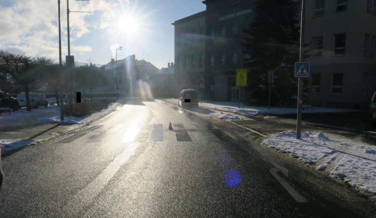 Sluncem oslněný řidič porazil mladíka na přechodu v centru Jablonce
