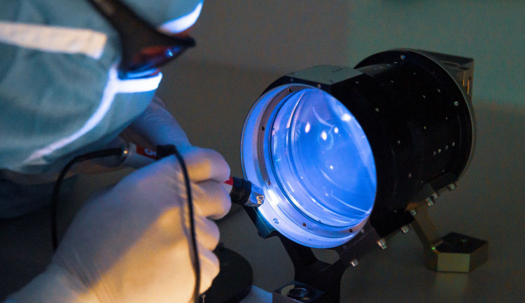 Výzkumné centrum speciální optiky v Turnově zůstane. Chystá se stavba nového zázemí