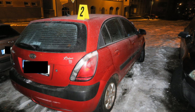 Nabourané auto na parkovišti v Liberecké ulici v Jablonci.