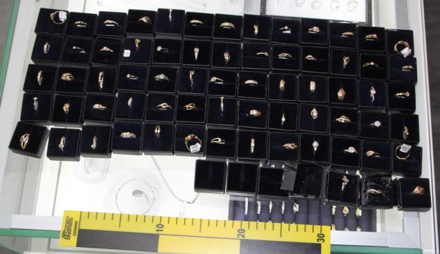 Plato s prsteny, které chtěl zloděj ukrást.