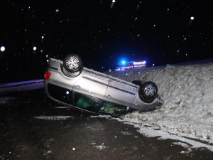 Jízda v chumelenici ukončila překvapená řidička vzhůru nohama