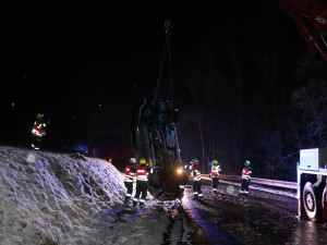 Jízda v chumelenici ukončila překvapená řidička vzhůru nohama