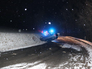 Jízda v chumelenici ukončila překvapená řidička vzhůru nohama