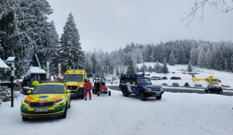 Spolupráce horské služby a záchranné služby v Jizerkách.