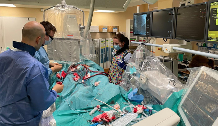 Lékaři v okamžiku, kdy bojovali o život promrzlého člověka.