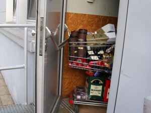 Vloupal se do obchodu, jenže tam usnul. Ráno chtěl zloděj zmizet v zaměstnanecké uniformě