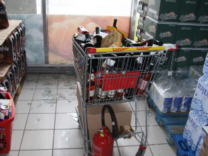 Vloupal se do obchodu, jenže tam usnul. Ráno chtěl zloděj zmizet v zaměstnanecké uniformě