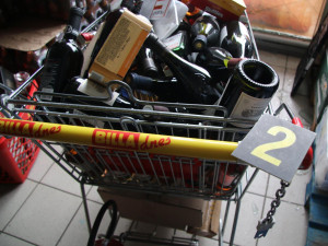 Vloupal se do obchodu, jenže tam usnul. Ráno chtěl zloděj zmizet v zaměstnanecké uniformě