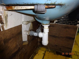 Chybějící teplá voda a špína. Potravinářská inspekce zavřela pizzerii v Chrastavě