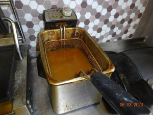 Chybějící teplá voda a špína. Potravinářská inspekce zavřela pizzerii v Chrastavě