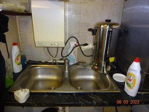 Chybějící teplá voda a špína. Potravinářská inspekce zavřela pizzerii v Chrastavě