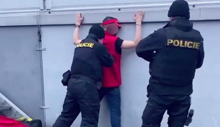 Vloupal se do obchodu, jenže tam usnul. Ráno chtěl zloděj zmizet v zaměstnanecké uniformě